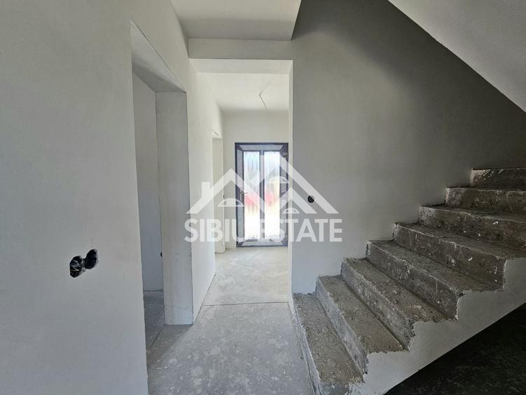 Duplex cu 5 camere cu Canalizare în Șura Mică