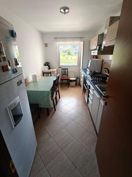 Apartament cu 3 camere decomandat în Pajura