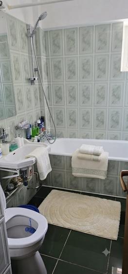 Apartament cu 3 camere semidecomandat în Calea Moroieni