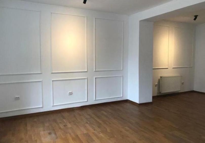 Apartament cu 4 camere semidecomandat în Aviatorilor