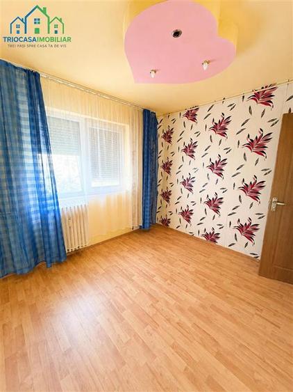 Apartament cu 3 camere semidecomandat în Rovine