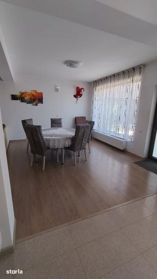 Casă cu 6 camere cu Teren 700 Mp în Vitan