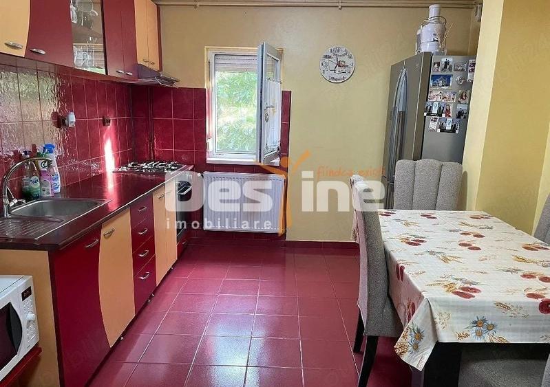 Apartament cu 3 camere decomandat, mobilat în Dâmbovița