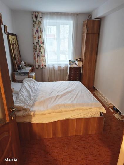 Apartament cu 4 camere semidecomandat în Central