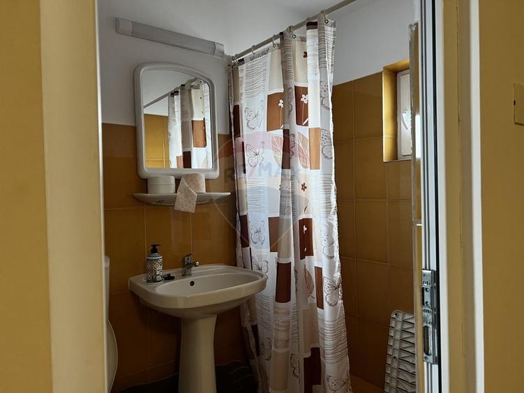 Casă individuală cu 9 camere cu Teren 480 Mp în Sud