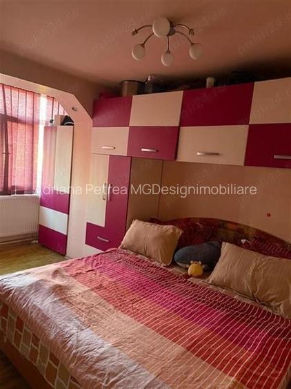 Apartament cu 3 camere semidecomandat în Dacia