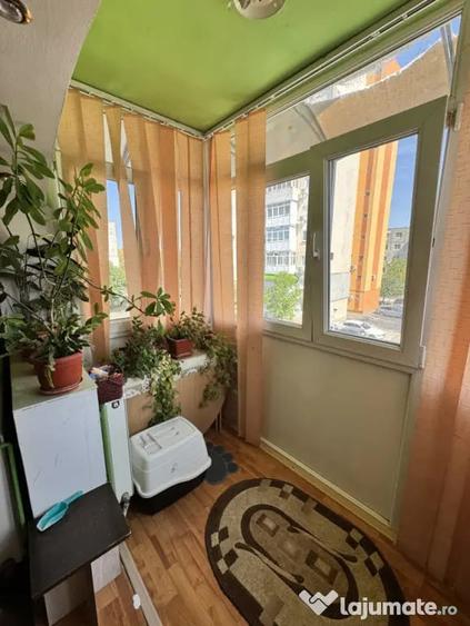 Apartament cu 3 camere semidecomandat în Craiovița Nouă