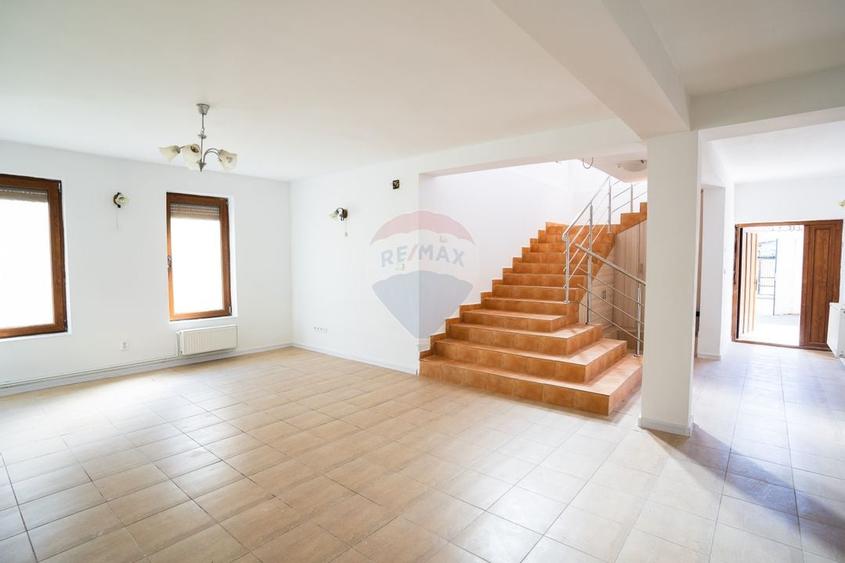 Casă individuală de Vânzare, 242mp utili+ teren de 380mp, în Pitești - 9
