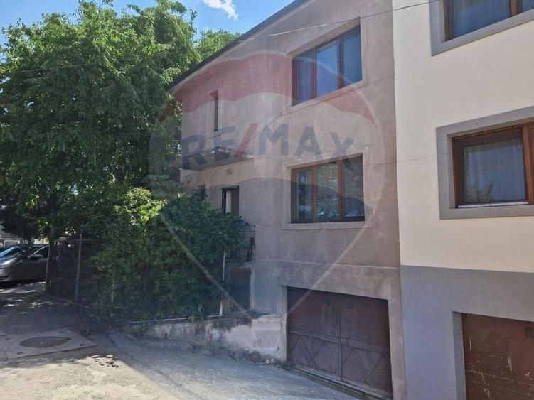 Casă / Vilă  str. Ana Ipatescu S+P+1 , 5 camere , teren - 252 mp - 6