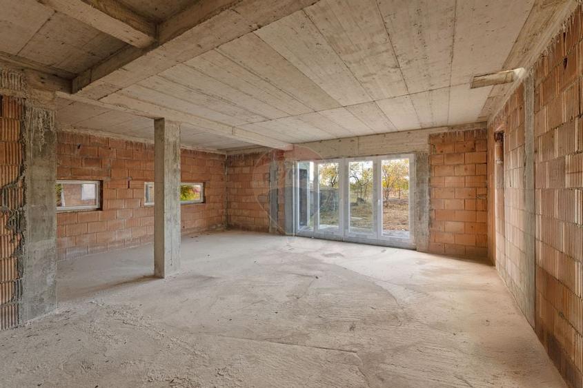 Casa la rosu cu teren generos, 500 mp, situata pe strada Ostasului - 7