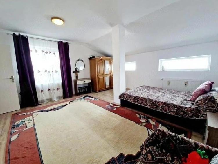 Centrul Craiovei: Casa cu 4 camere ?i 3 bai, 155 mp utili, teren 201 mp, an 2015 - 2