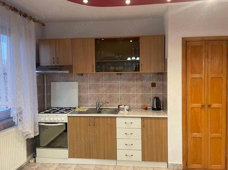 Florilor,3 camere semidecomandat, etaj 4, dormitor,2 bai, balcon, apart. mobilat si utilat,300 euro - 1