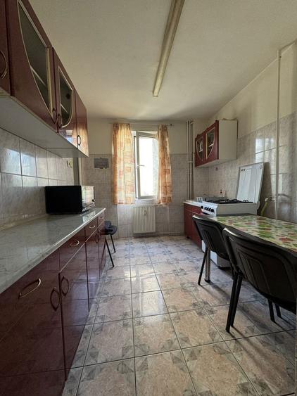 Inchiriez apartament zona centrala etaj 1 - 15