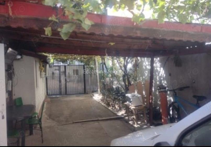 Casa la curte, intre statia de metrou Dristor si parcul IOR