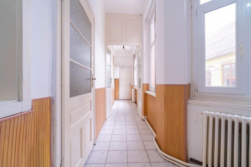Apartament la casă, ultracentral– intimitate, curte proprie și garaj - 2