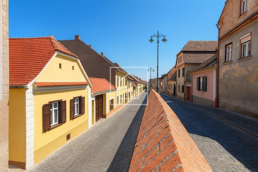 Apartament 4 camere  74 mp, curte si pivinta in Centrul Istoric SB - 1