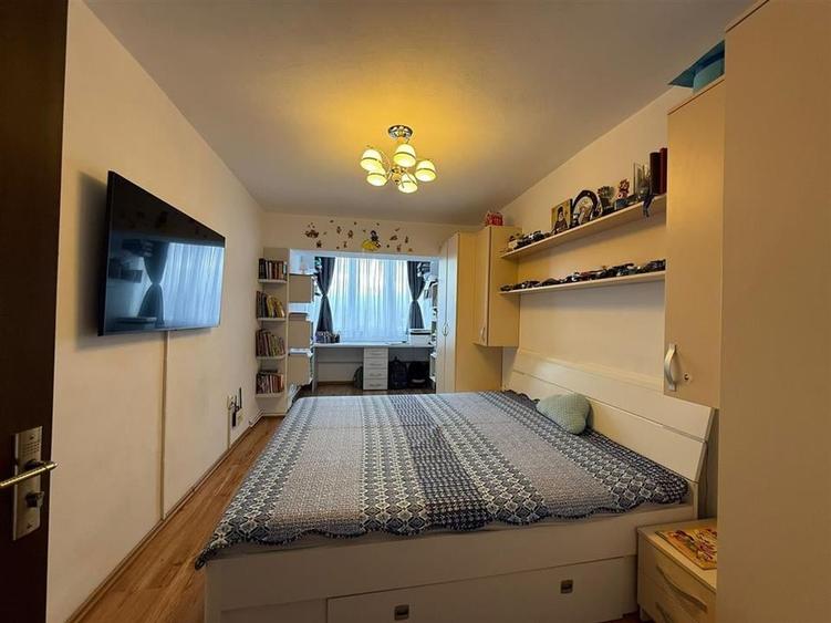 Apartament decomandat cu 3 camere si 2 bai in Turnisor - 11