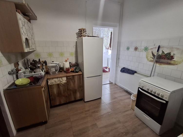 Vand casa la curte comuna zona Sega - 7