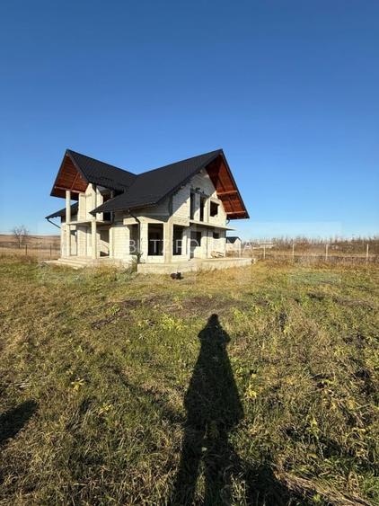 Casa cu etaj la rosu, 160 mp utili, 1200 mp teren, zona Trei Movile - Scheia