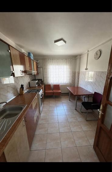 Apartament cu 4 camere decomandat în Teilor