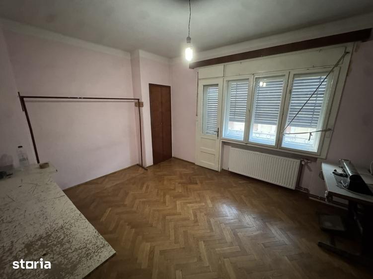 Casă cu 9 camere decomandat cu Teren 101 Mp în Central