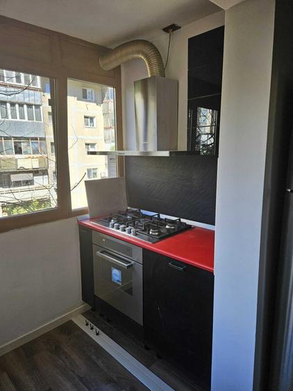 Apartament cu 3 camere semidecomandat în Drumul Taberei
