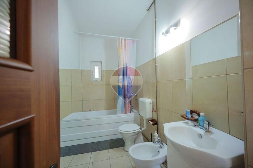 Casă individuală cu 7 camere cu Teren 771 Mp în Sântandrei