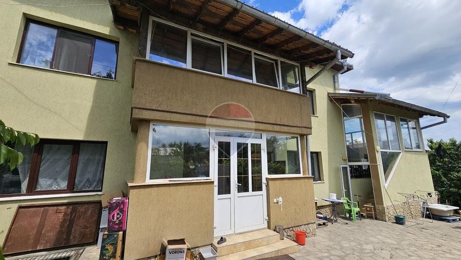Casă individuală cu 9 camere cu Teren 900 Mp în Central