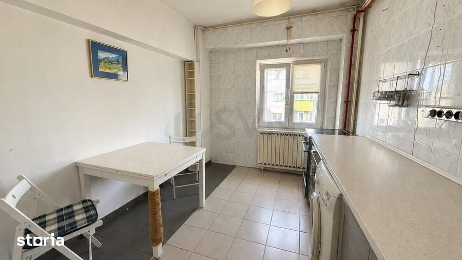 Apartament cu 4 camere decomandat în Tei