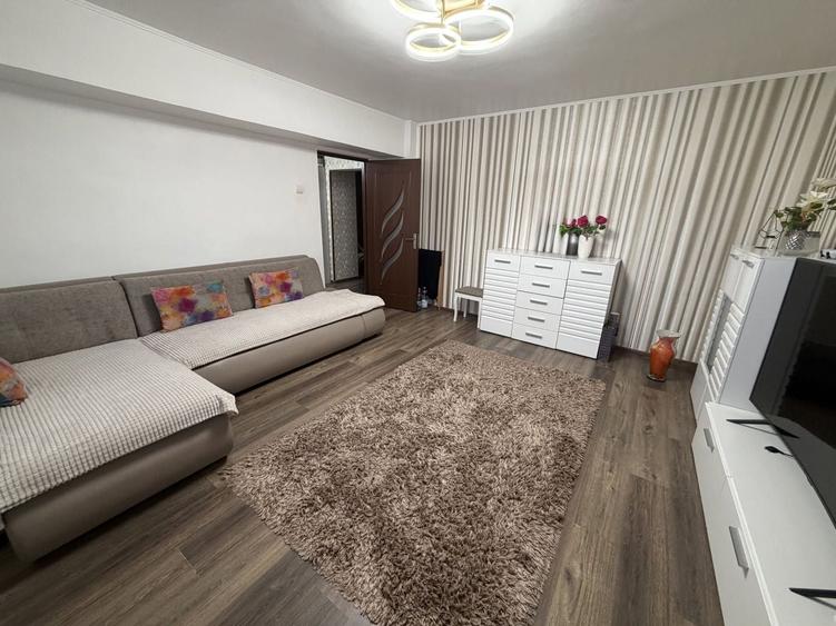 Apartament cu 3 camere decomandat, mobilat în Buzaului