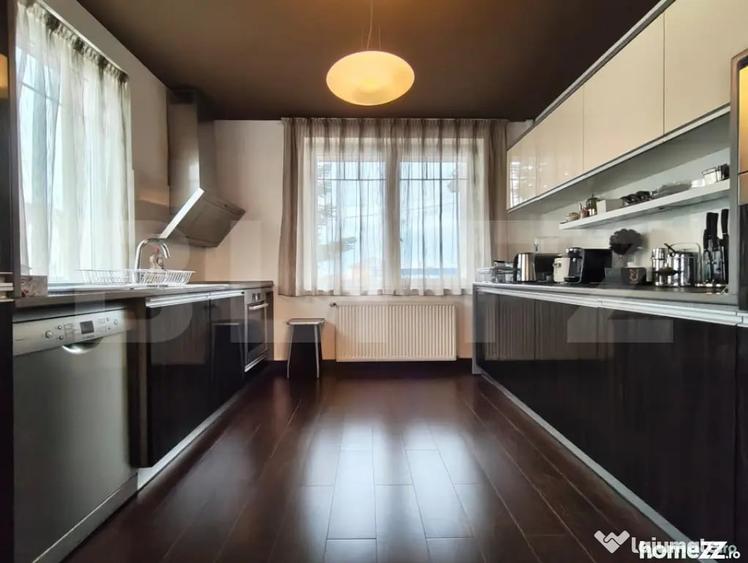 Casă cu 7 camere cu Teren 800 Mp în Sânmartin
