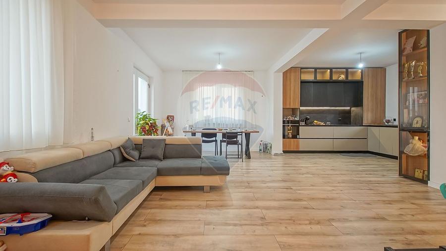 Casă individuală cu 4 camere cu Teren 658 Mp în Stupini