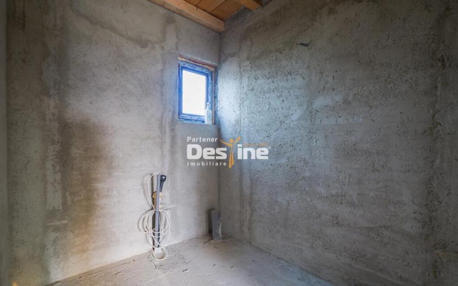 Casa individuala la ro?u cu utilia?i ?i 570 mp teren C - 1