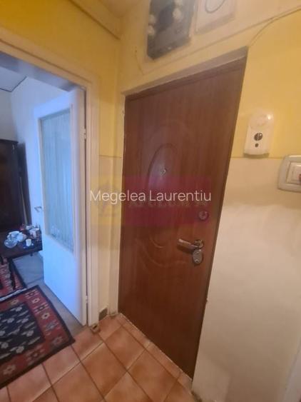 Apartament cu 3 camere de vanzare in Campina - Zona Scoala Centrala Apartament cu 3 camere de vanzare in Campina - Zona Scoala Centrala