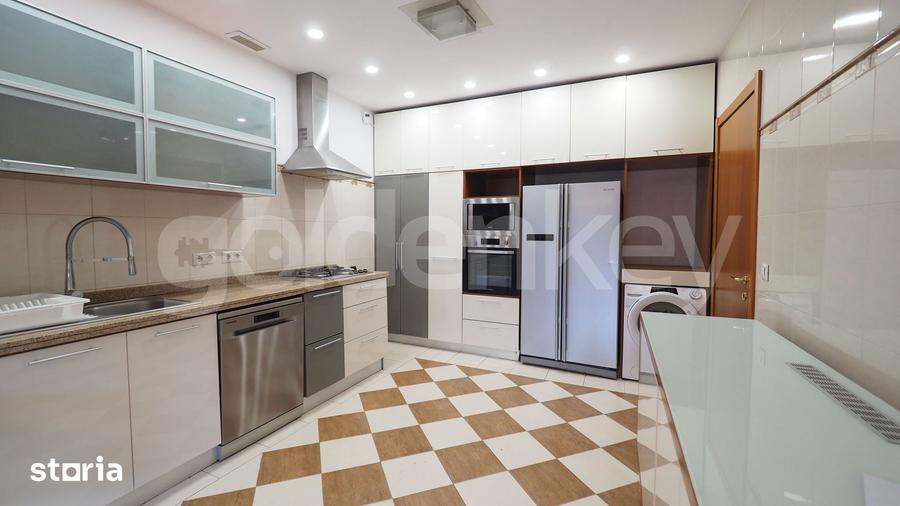 Casă cu 7 camere cu Teren 250 Mp în Central