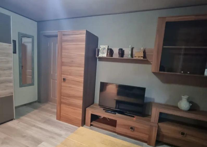 Apartament 2 camere semidecomandat, etaj 1 , zona Curtea de - 13