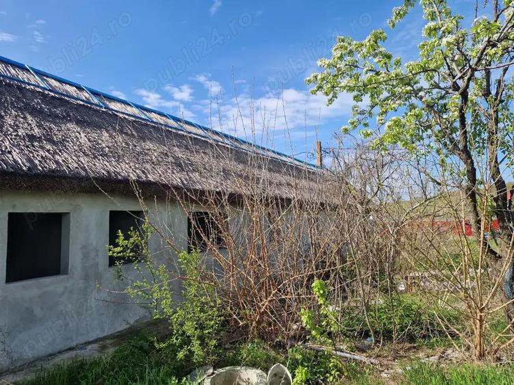 Pensiune gri teren 2240 m2 ,casa 563m2 75000 eur ,teren 1677m2 50000 eur, acces auto DJ222N - 1