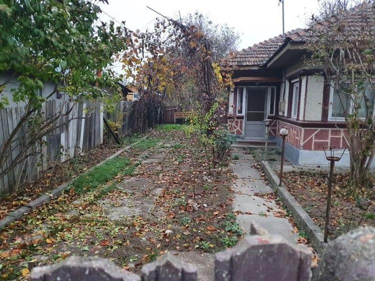 Casa batraneasca cu teren generos in centrul comunei Ciolpani aproape de partea - 1