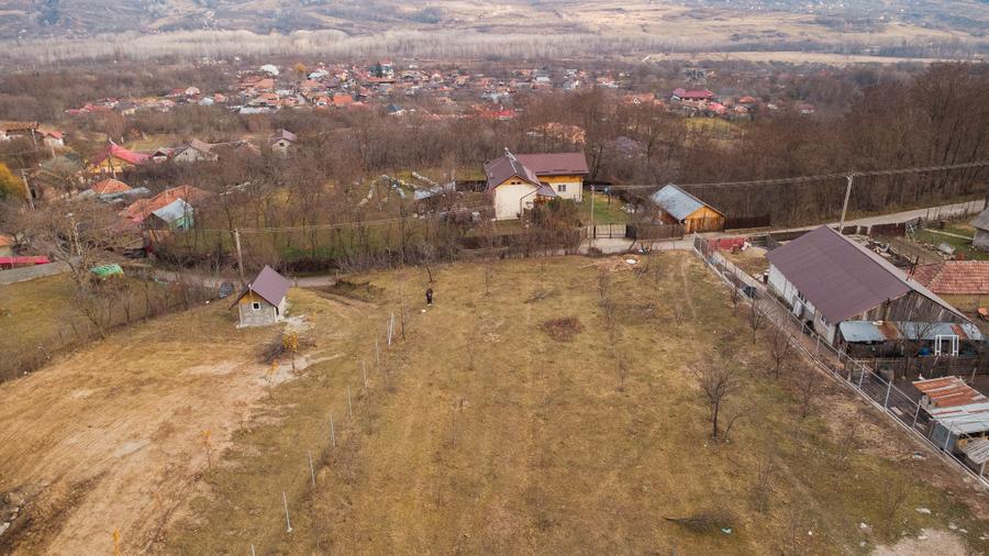 Teren cu suprafața de 5100mp amplasat într-o zonă superbă de munte - 5