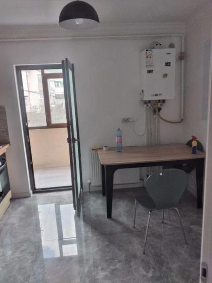 Inchiriez apartament 3 camere - 4