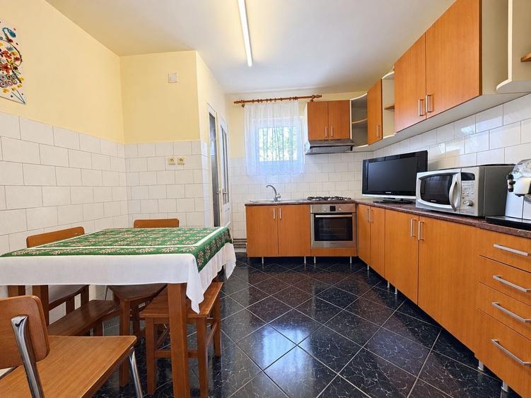 Casă individuală cu 8 camere cu Canalizare în Bucovina