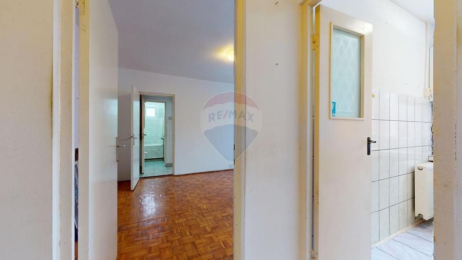 De vânzare: 2 camere, baie cu geam, etaj 2 - 4