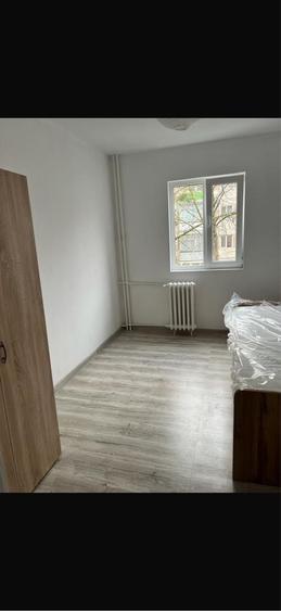 Apartament cu 3 camere semidecomandat în Dacia