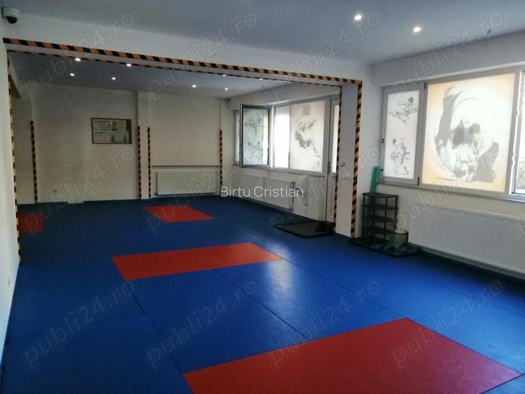 Vand spatiul comercial Vand spatiul comercial