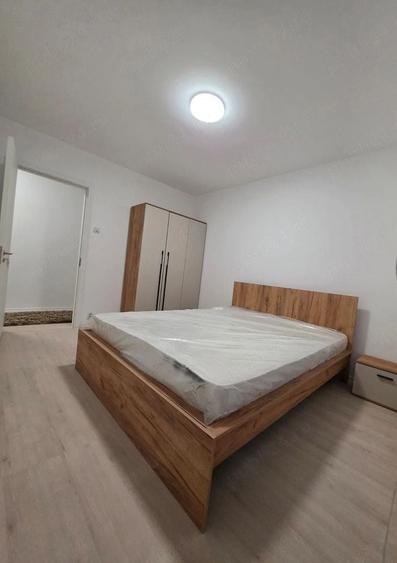 Apartament cu 3 camere semidecomandat, mobilat în Colentina