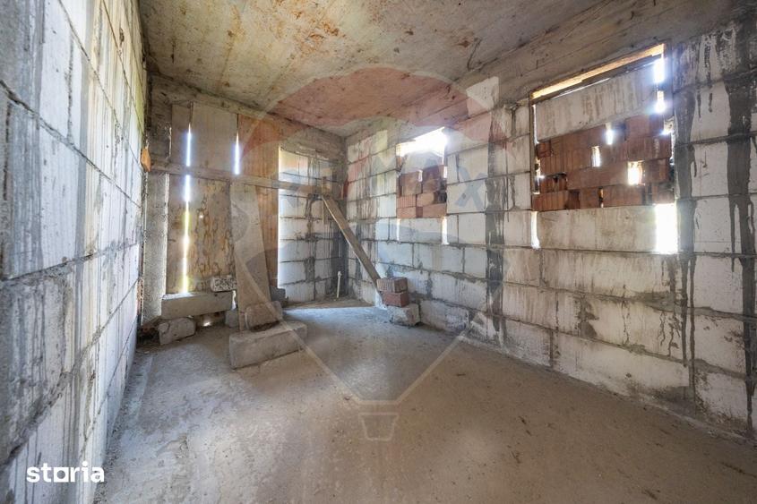 Casă cu 5 camere cu Teren 1000 Mp în Dumbrăvița