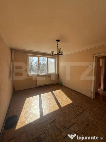 Apartament cu 3 camere semidecomandat în Central