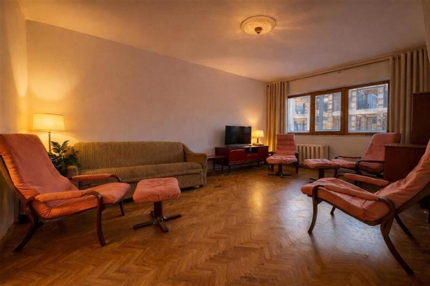 Apartament cu 4 camere decomandat, mobilat în Central