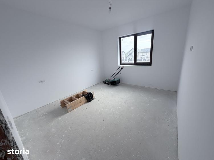 Casă cu 5 camere cu Teren 492 Mp în Glina