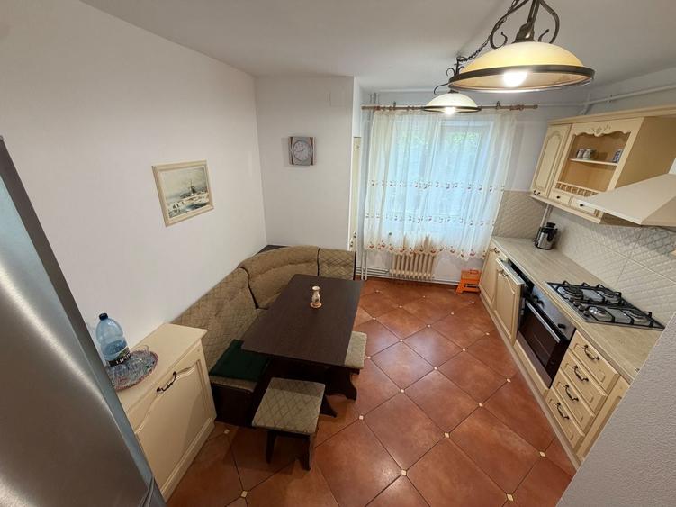 Apartament cu 3 camere decomandat, mobilat în Circumvalațiunii